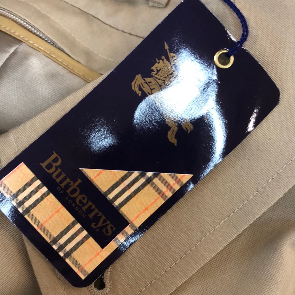 Men’s Burberry raincoat with zip out lining - Picture 8 of 8